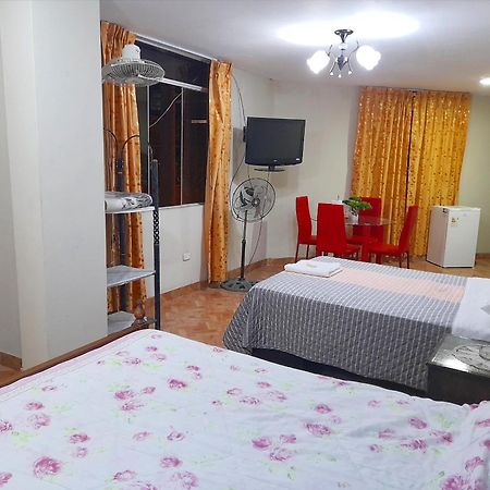 Travel House Hotel Ика Екстериор снимка