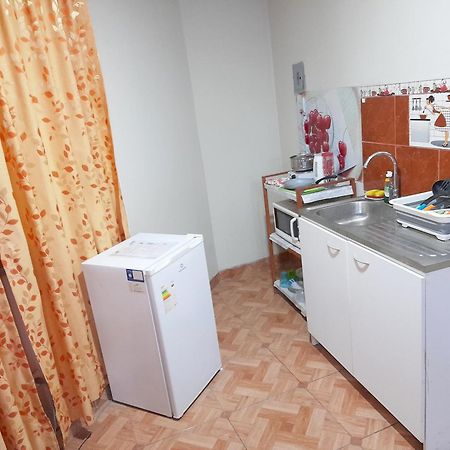 Travel House Hotel Ика Екстериор снимка