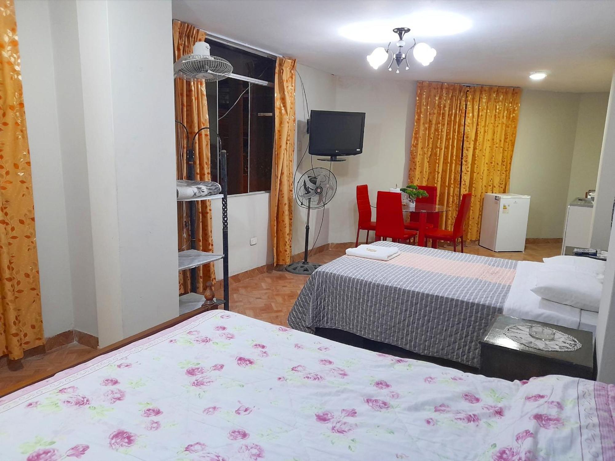 Travel House Hotel Ика Екстериор снимка