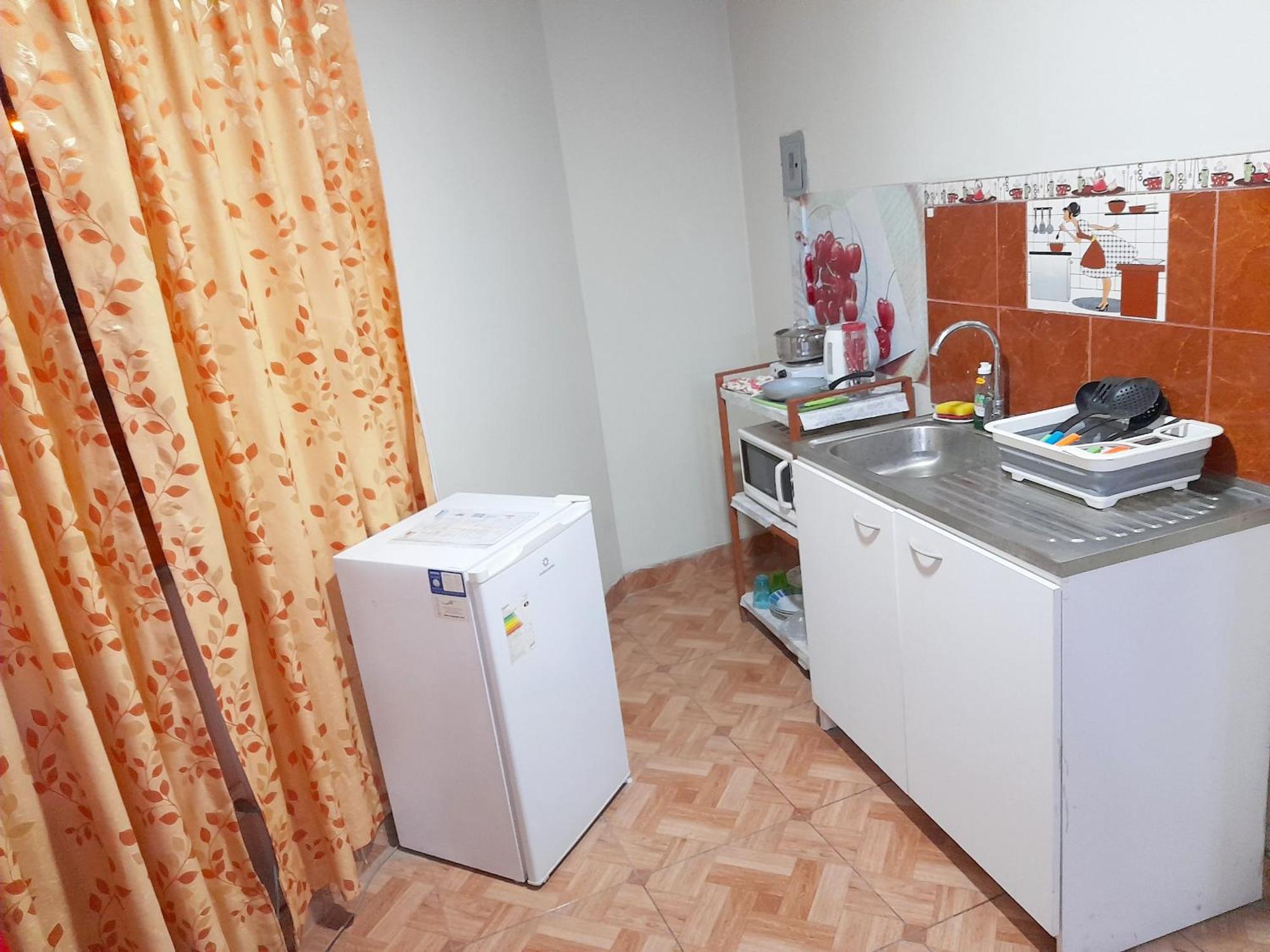 Travel House Hotel Ика Екстериор снимка