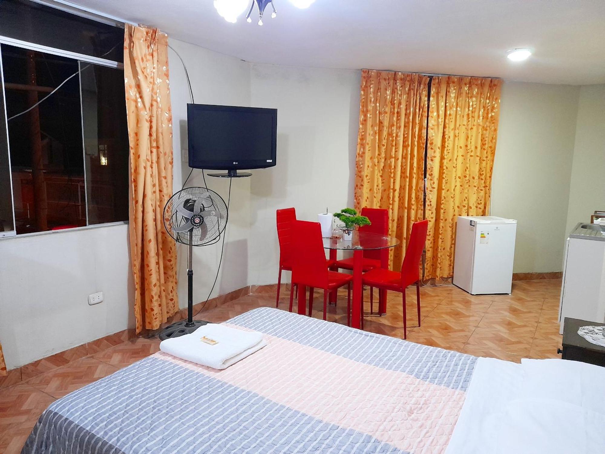 Travel House Hotel Ика Екстериор снимка