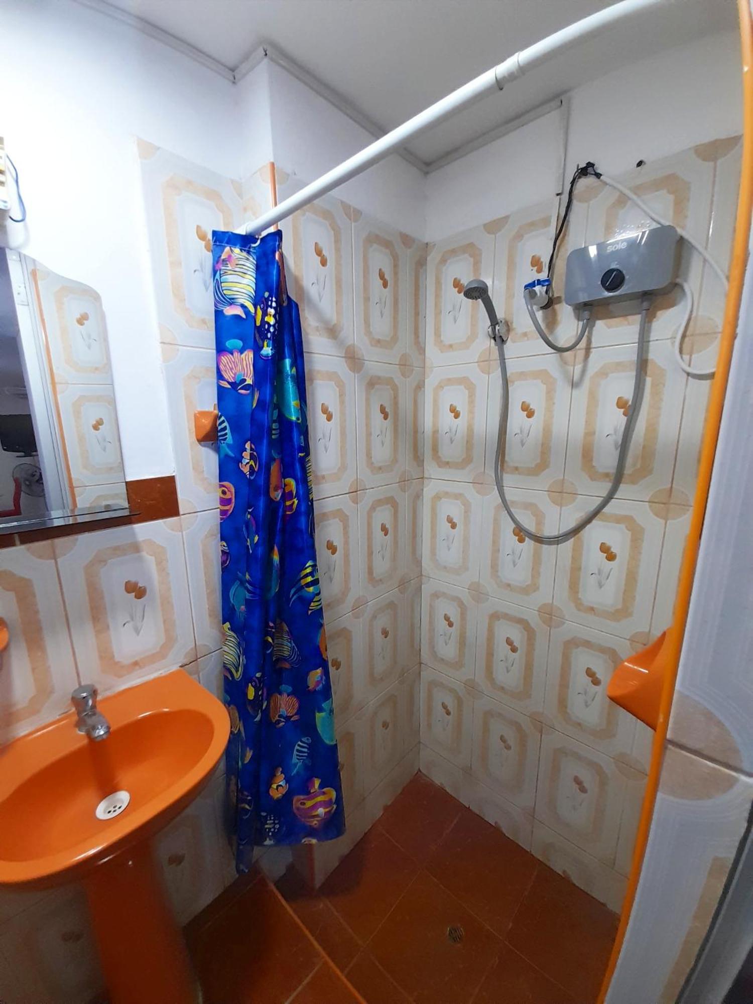 Travel House Hotel Ика Екстериор снимка